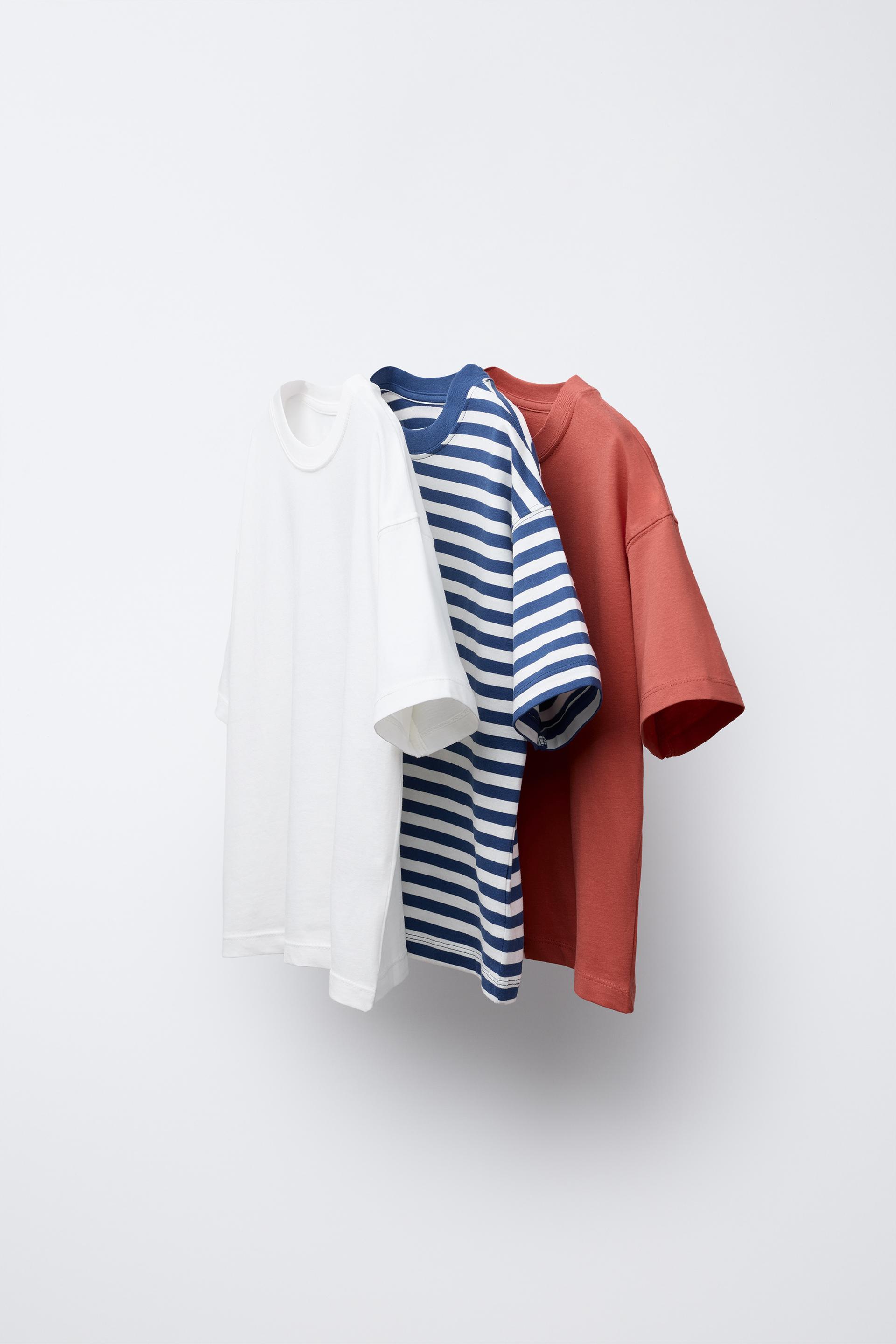 LOT DE TROIS T-SHIRTS UNIS ET À RAYURES